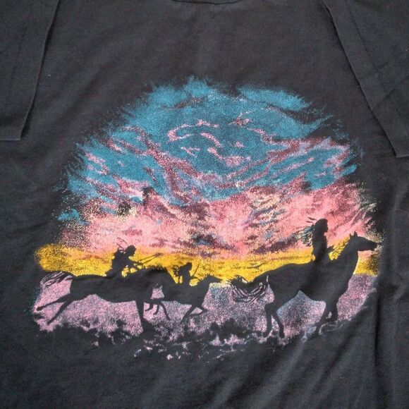 Vintage Native Americans Horseback Sunset First Nations T-Shirt - Picture 1 of 7